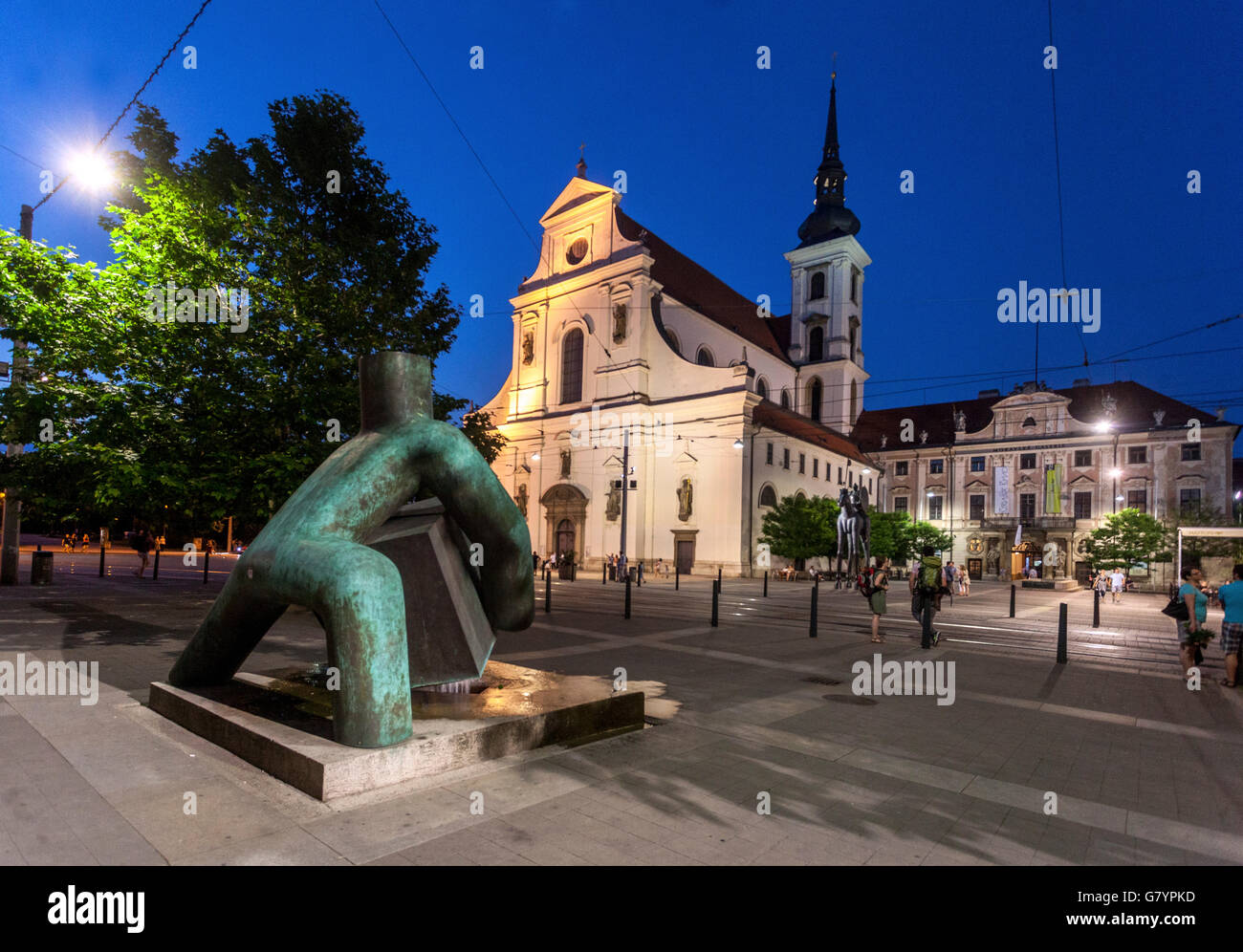 Statua di Giustizia, Piazza Moraviano di Brno (Moravske Namesti), Brno di notte Foto Stock