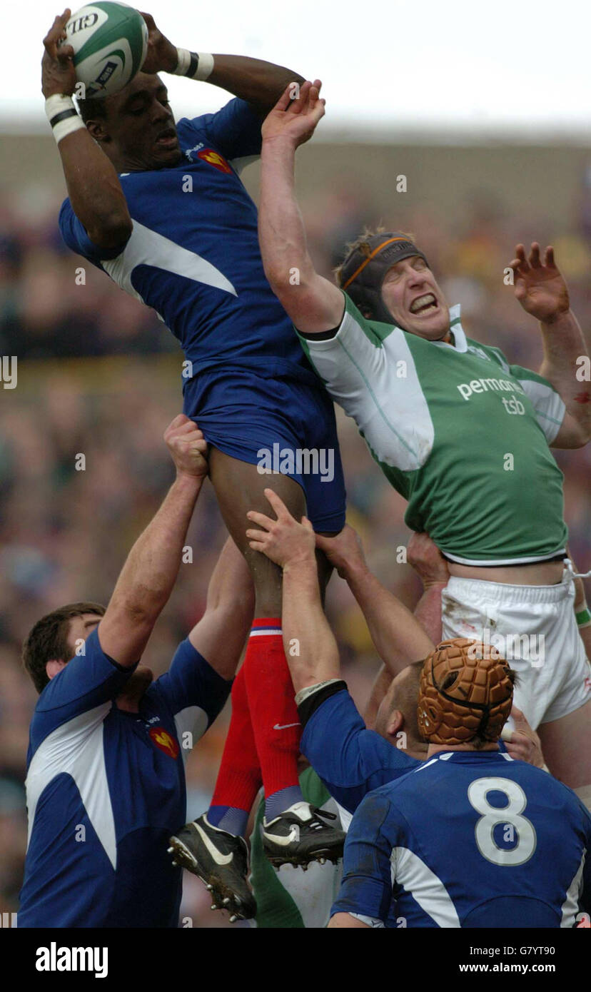 Rugby Union - RBS 6 Nations Championship 2005 - Irlanda contro Francia - Lansdowne Road. L'irlandese Paul o'Connell (R) tenta di rovinare il possesso di Yannick Nyanga in Francia che cattura la palla in modo pulito da una linea di uscita. Foto Stock
