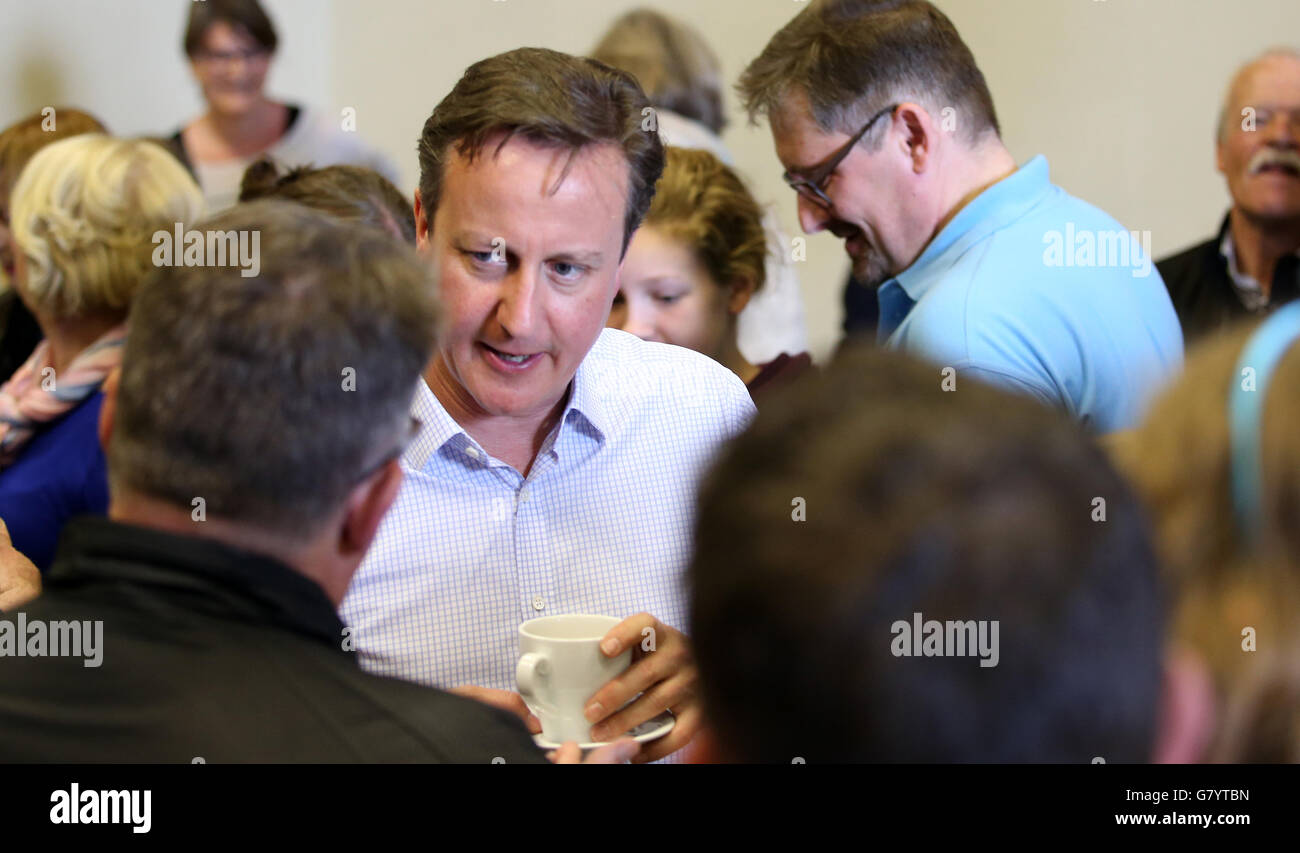 Il primo ministro David Cameron (centro) incontra i sostenitori durante la campagna elettorale generale ad Addingham, nello Yorkshire occidentale. Foto Stock