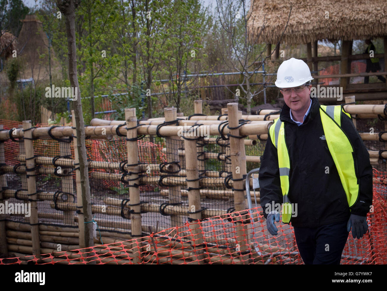 Il primo ministro David Cameron visita un nuovo recinto allo zoo di Chester, che ospiterà scimmie quando aprirà quest'estate. Il leader del Partito conservatore è in un tour di 36 ore della Gran Bretagna prima delle elezioni generali. ASSOCIAZIONE STAMPA mercoledì 6 maggio 2015. Vedere i Tory DI ELEZIONE della storia del PA. Il credito fotografico dovrebbe essere: Stefan Rousseau/PA. Foto Stock