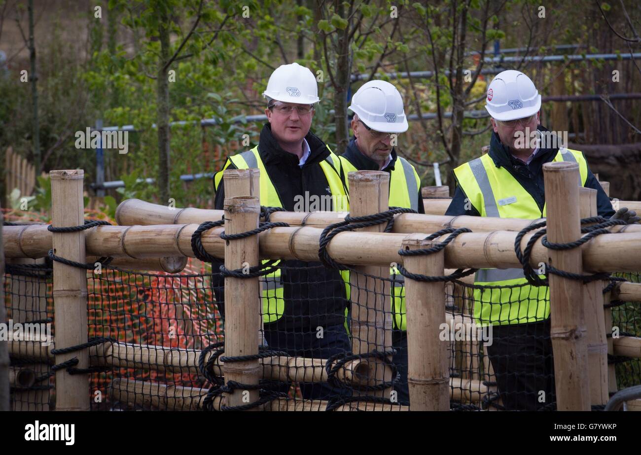 Il primo ministro David Cameron (a sinistra) visita un nuovo recinto allo zoo di Chester che ospiterà scimmie quando aprirà questa estate. Il leader del Partito conservatore è in un tour di 36 ore della Gran Bretagna prima delle elezioni generali. ASSOCIAZIONE STAMPA mercoledì 6 maggio 2015. Vedere i Tory DI ELEZIONE della storia del PA. Il credito fotografico dovrebbe essere: Stefan Rousseau/PA. Foto Stock
