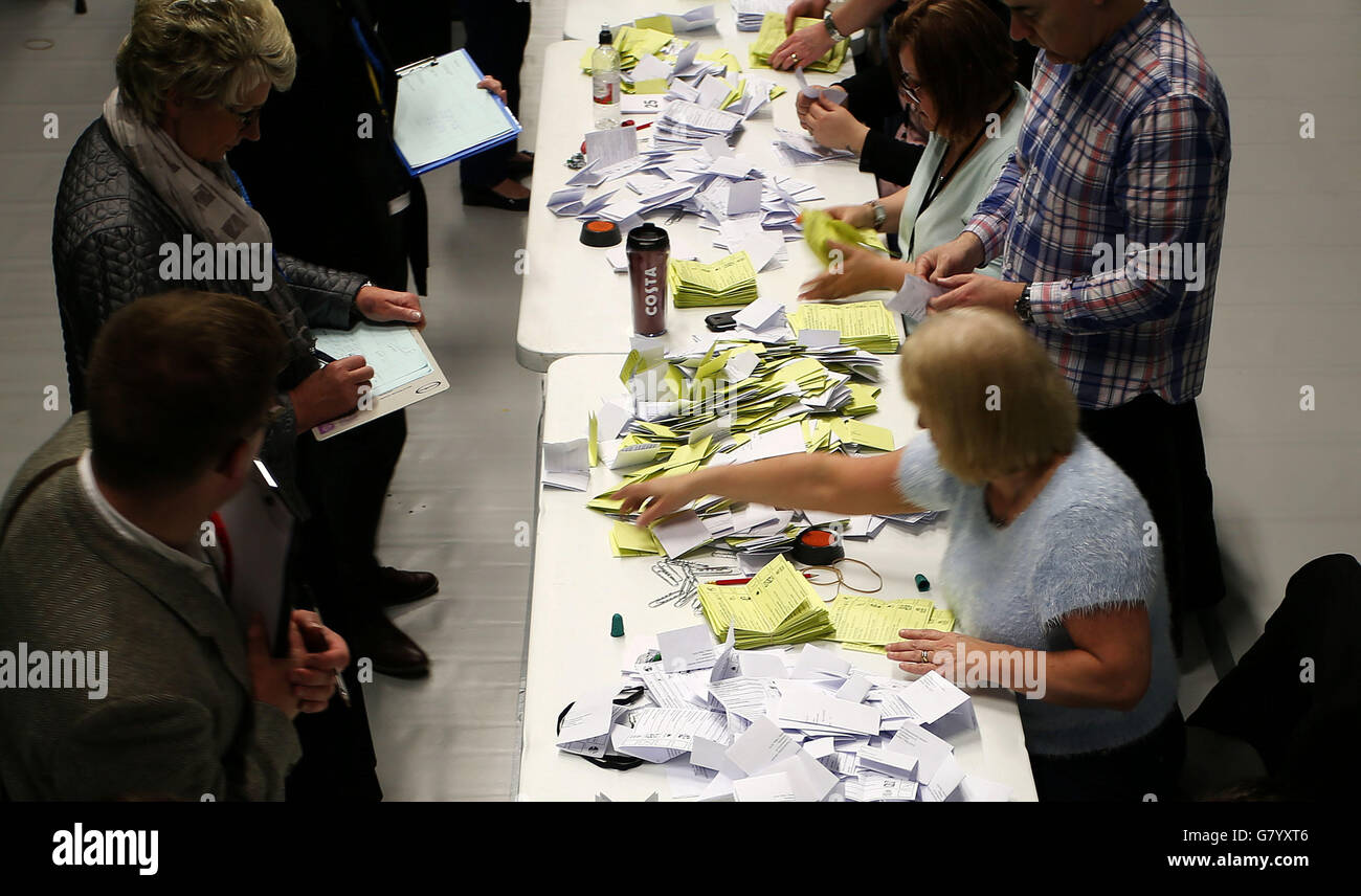 Osservatori che osservano le persone che contano i voti al Wirral Tennis Center, Bidston, Wirral durante il Conte Generale delle elezioni. Foto Stock