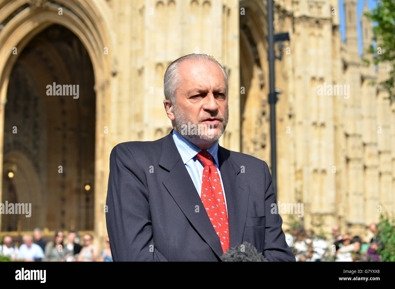 Londra, UK, 24 giugno 2016, ambasciatore polacco Witold Sobków fuori le case del Parlamento commenti sul referendum UE lasciare il risultato sul giorno del risultato venga annunciato. Foto Stock