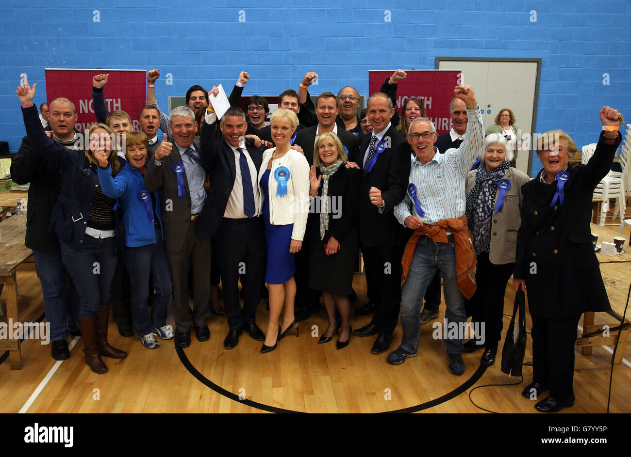 Il candidato conservatore Craig Tracey celebra la vittoria delle elezioni del North Warwickshire con la sua squadra al Coleshill Leisure Centre di Coleshill nel voto elettorale generale. Foto Stock