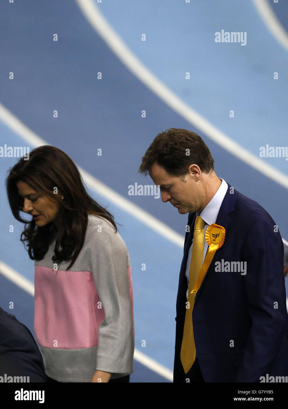 Il leader liberaldemocratico Nick Clegg e la moglie Miriam Gonzalez Durantez dopo che Clegg ha vinto il suo seggio Sheffield Hallam all'EIS Sheffield. Foto Stock