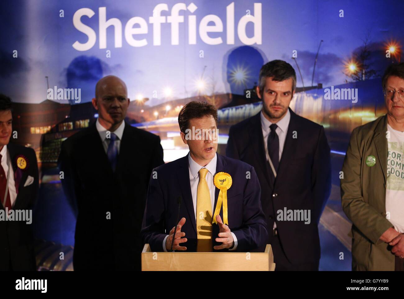 Il leader liberal-democratico Nick Clegg parla dopo aver vinto il suo seggio di Sheffield Hallam all'EIS Sheffield. Foto Stock