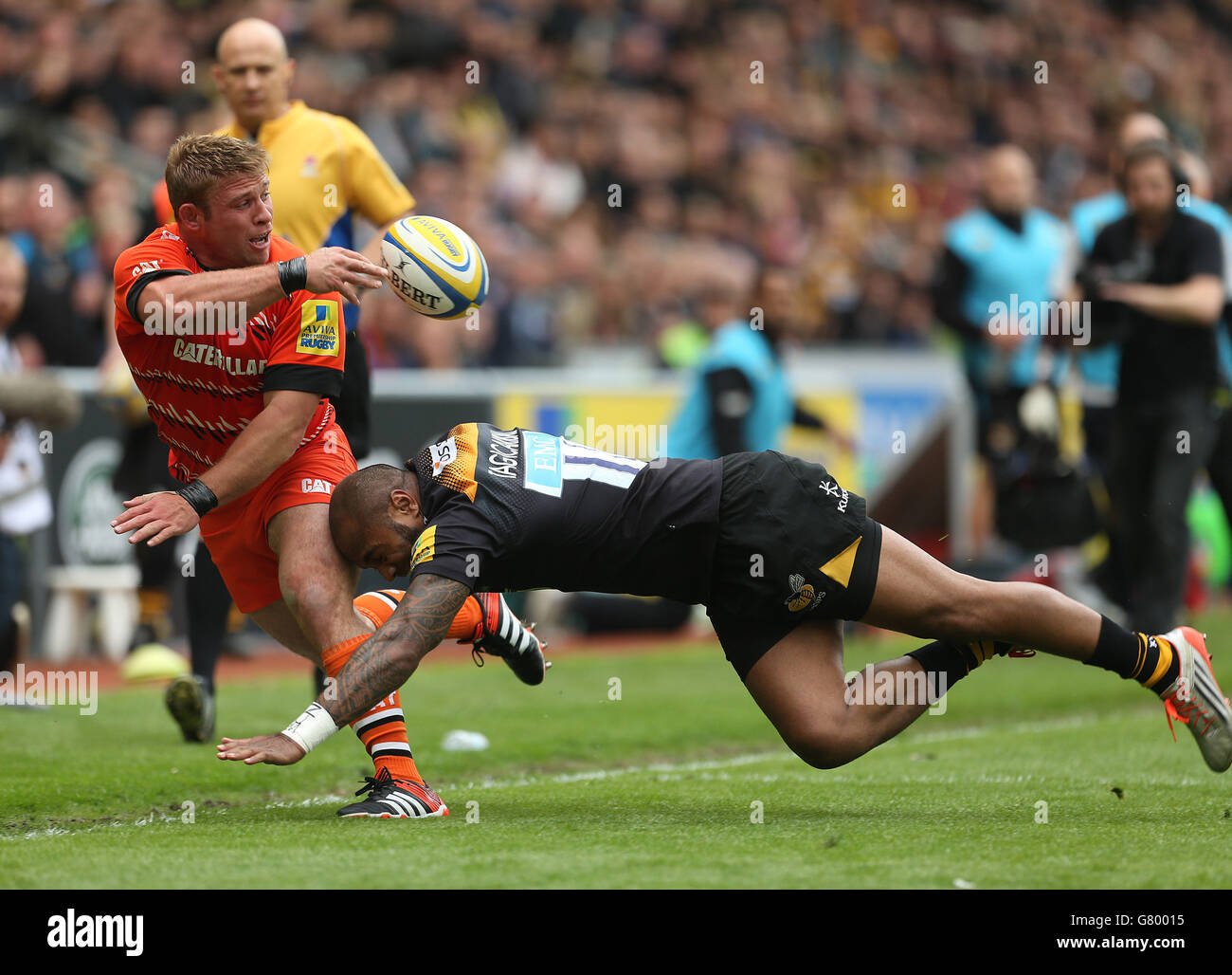 Rugby Union - Aviva Premiership - Wasps / Leicester Tigers - Ricoh Arena. Tom Youngs di Leicester Tigers viene affrontato Sailosi Tagicakibau di Wasps durante la partita Aviva Premiership alla Ricoh Arena di Coventry. Foto Stock
