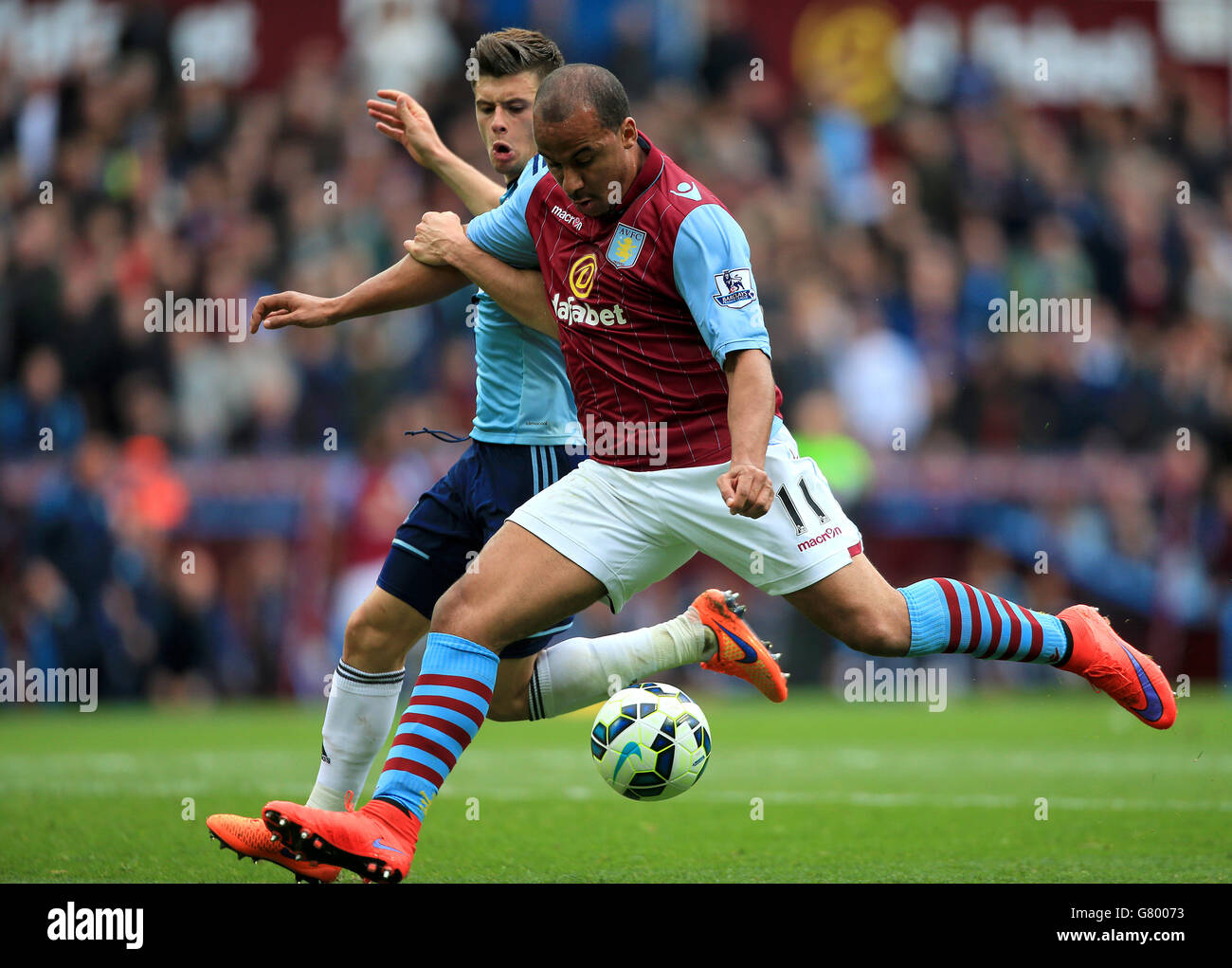 Aaron Cresswell di West Ham United (a sinistra) e Gabriel Agbonlahor di Aston Villa in azione durante la partita Barclays Premier League a Villa Park, Birmingham. Foto Stock