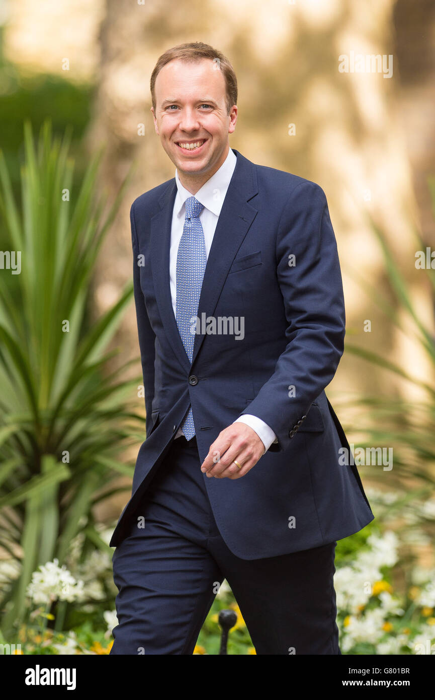 Il deputato di West Suffolk, Matthew Hancock, divenuto Ministro del Gabinetto e Paymaster Generale, arriva al 10 di Downing Street a Londra, mentre il PM mette i ritocchi al suo nuovo gabinetto. Foto Stock