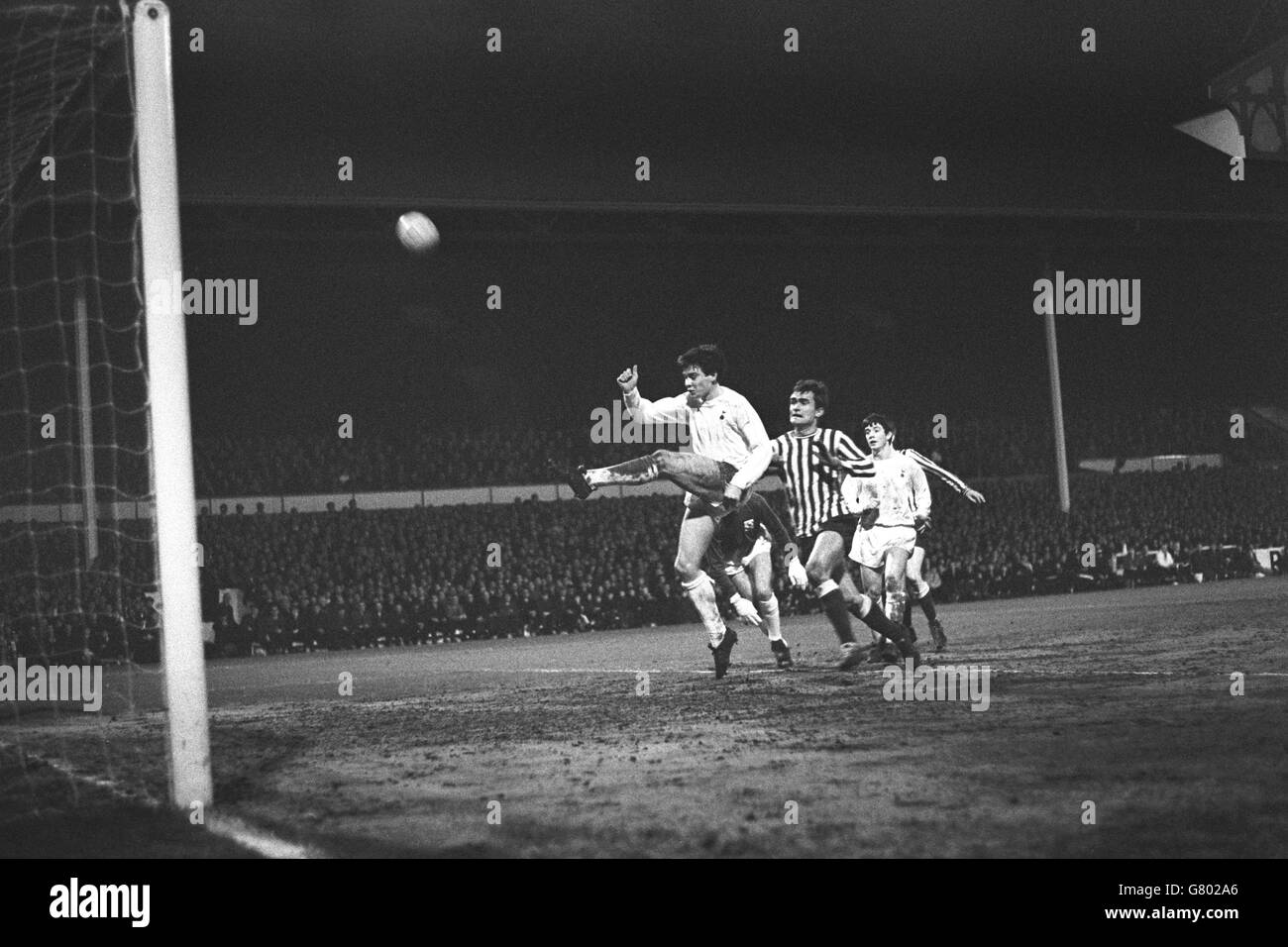 Cyril Knowles (l), Tottenham Hotspur sinistra-indietro, calcia la palla sopra la barra per un angolo per salvare che cosa era quasi un certo obiettivo. In centro è Bobby Hunt, Millwall fuori a destra, e l'estrema destra è Joe Kinnear, Spurs a destra indietro. Foto Stock Cyril Knowles (l), Tottenham Hotspur sinistra-indietro, calcia la palla sopra la barra per un angolo per salvare che cosa era quasi un certo obiettivo. In centro è Bobby Hunt, Millwall fuori a destra, e l'estrema destra è Joe Kinnear, Spurs a destra indietro. Foto Stock