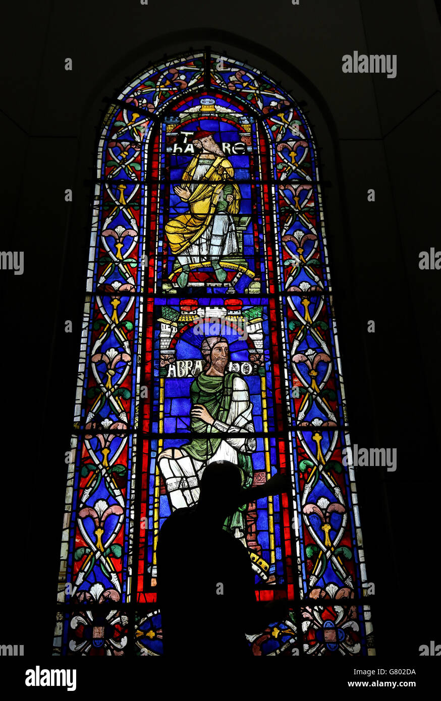 Un conservatore di vetro colorato effettua i controlli finali ad una finestra chiamata Abraho (Abraham) mentre la Cattedrale di Canterbury a Kent si prepara ad esporre alcune delle sue prime e più importanti vetrate superstite che risalgono al XII e XIII secolo in una mostra intitolata gli antenati. Foto Stock