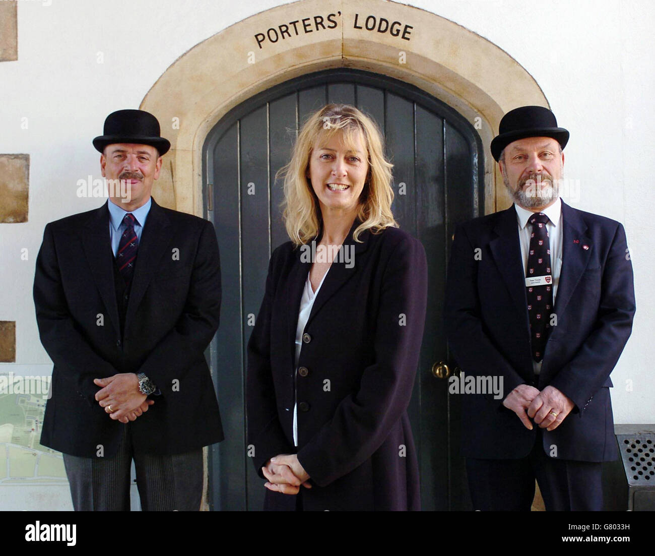 Helen Stephens, 43 anni, con i compagni di trasporto Grahame Appleby e Peter Thorpe. La sig.ra Stephens sarà la prima donna a lavorare nel Lodge dei portieri al Jesus College, uno dei college più antichi e famosi dell'Università di Cambridge, da quando i laureati iniziarono ad arrivare nel 1496. Foto Stock