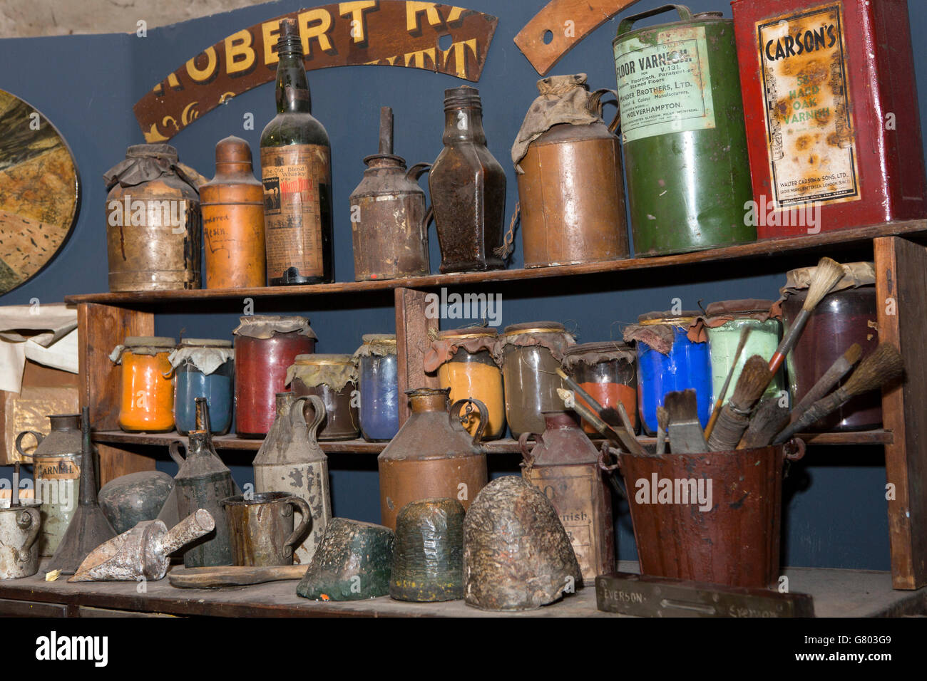 Regno Unito, Cumbria, Kendal Museum of Lakeland Life, barattoli, bottiglie e barattoli sul pittore e decoratore di ripiani Foto Stock