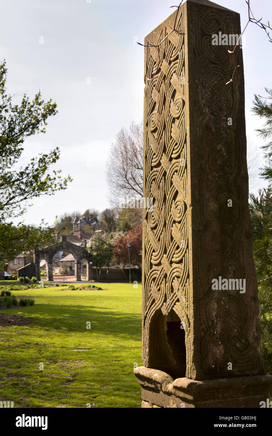 Regno Unito, Cumbria, Kendal Abbot Hall Park, Old Stone acqua potabile trogolo con inciso il design celtico Foto Stock