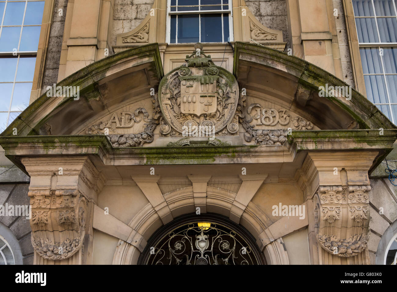 Regno Unito, Cumbria, Kendal Highgate, Kendal Town Hall arco decorativo su ingresso Foto Stock