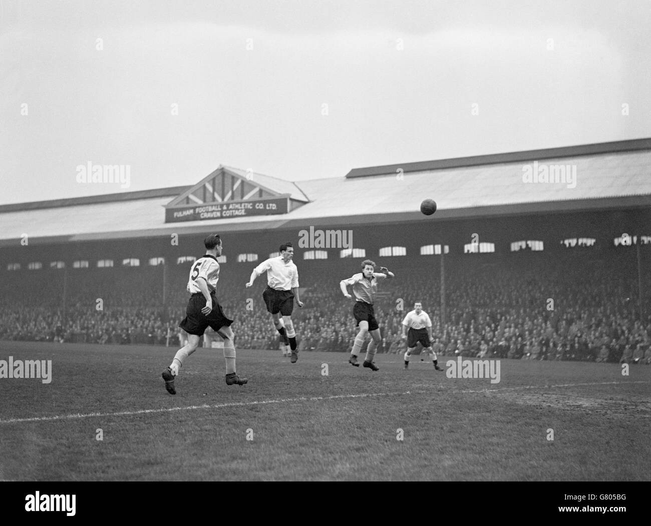 Fulham's Bobby Robson (secondo l) dirige un header goalwards, guardato da Frank Harrison di Hull City (secondo r) Foto Stock