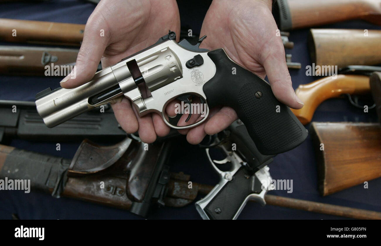 Jim Denis, funzionario civile di inchiesta sulle armi da fuoco della polizia di Fife, con una replica Smith e Wesson (pistola ad aria a cartuccia a gas) al lancio del "se non ne hai bisogno, Get Shot of IT", per chiedere ai proprietari di pistole ad aria di consegnare le loro armi a Edimburgo. La mossa segue la morte di Andrew Morton, due anni, morto all'inizio di questo mese dopo un incidente di tiro a Glasgow. Foto Stock