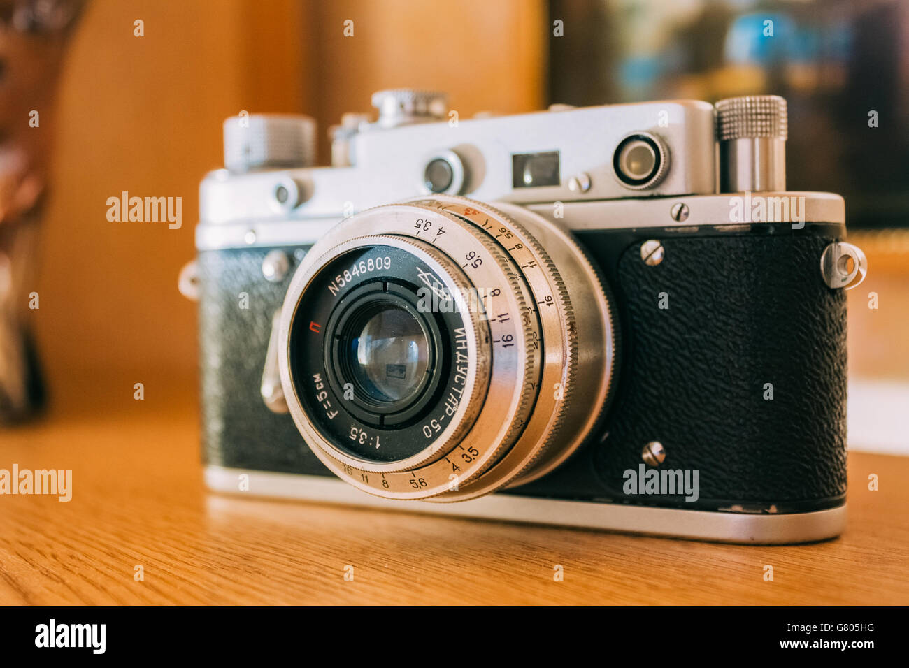 Macchina fotografica d'epoca sovietica russa 'Zorkiy 2-S'. Zorki 2-S è una  telecamera per telemetro di piccolo formato introdotta nel 1956 dallo  stabilimento KMZ in Russia Foto stock - Alamy