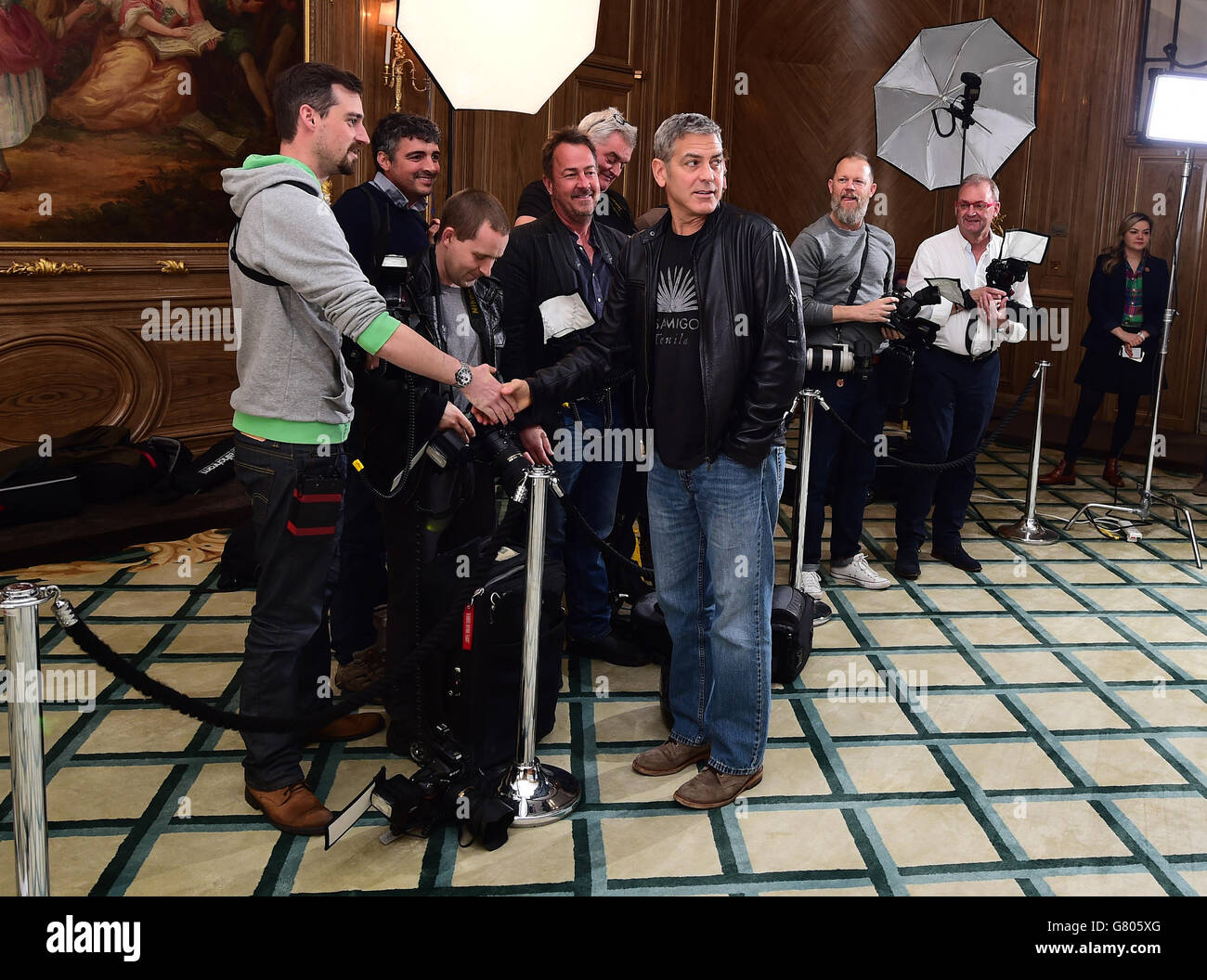 George Clooney parla ai fotografi durante una fotocall per il nuovo film Tomorrowland: A World Beyond al Claridges Hotel di Londra. Foto Stock