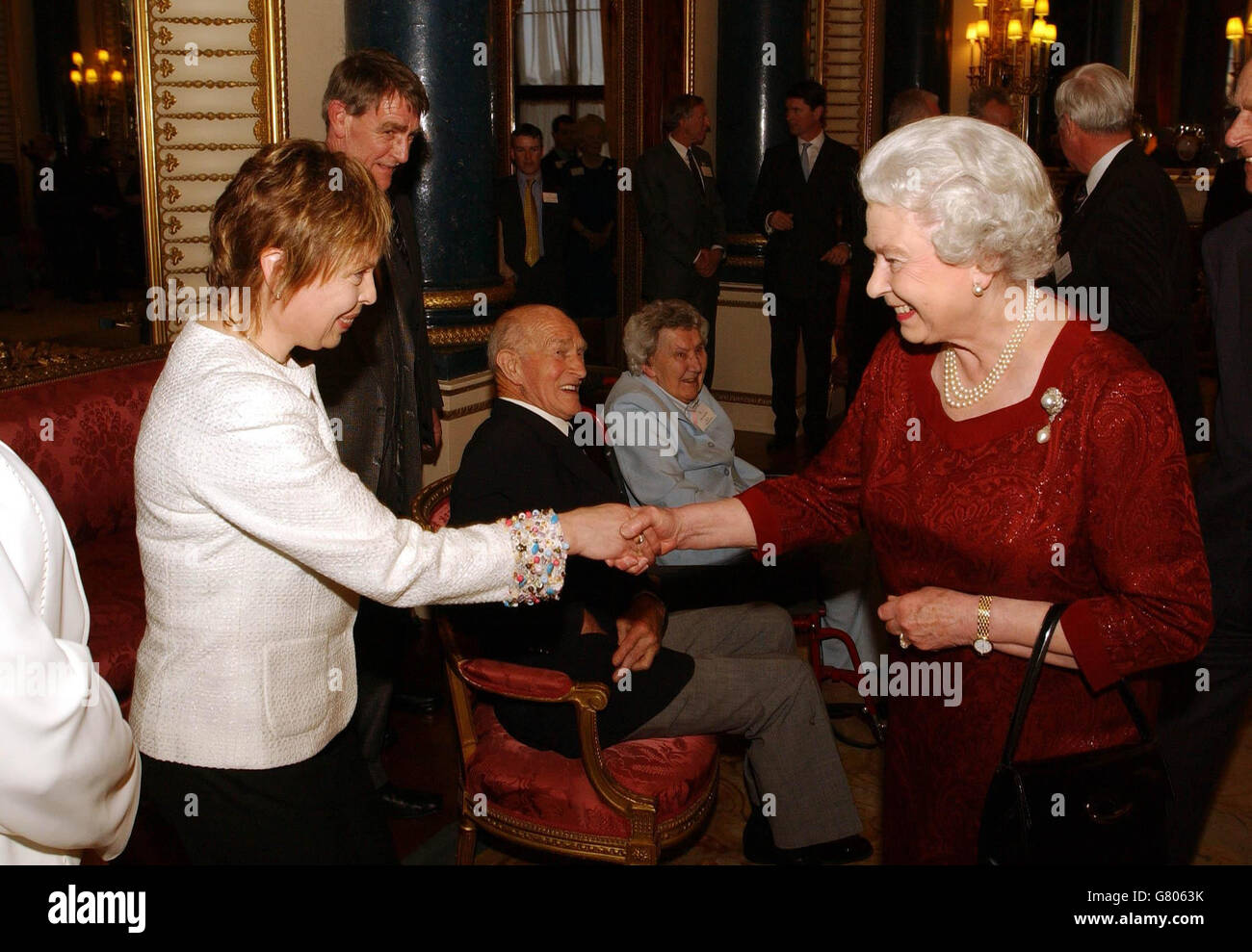 La regina britannica Elizabeth II stringe le mani con Jayne Torvill che, con il partner Christopher Dean, ha vinto Gold per la danza sul ghiaccio alle Olimpiadi invernali 1984 a Sarajevo. Foto Stock