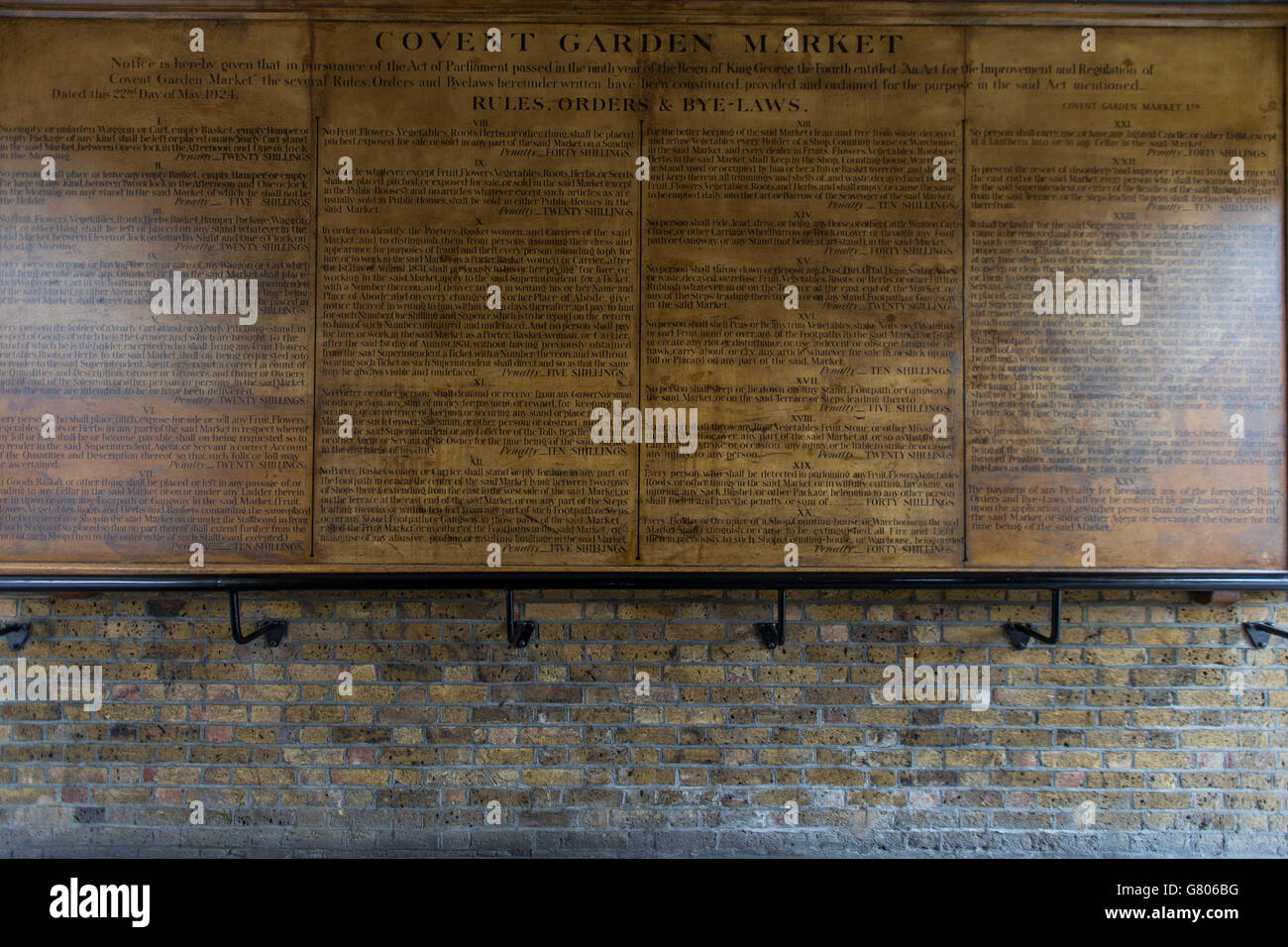 Una visione generale di una commissione che delinea le regole, gli ordini e le leggi di bye in vigore al mercato di Covent Garden, il segno è datato 22 maggio. 1924. Foto Stock