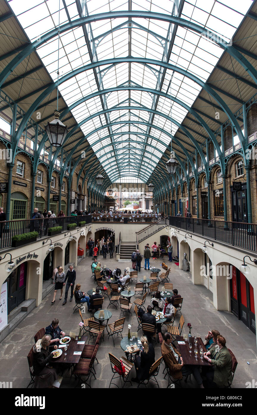 Vista sulla città di Londra. Una vista generale che guarda al livello inferiore del mercato di Covent Garden, Londra. Foto Stock