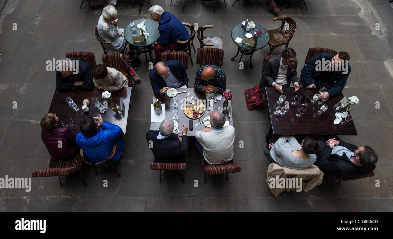 Una vista generale che guarda giù alle persone che mangiano al piano inferiore del mercato di Covent Garden, Londra. Foto Stock