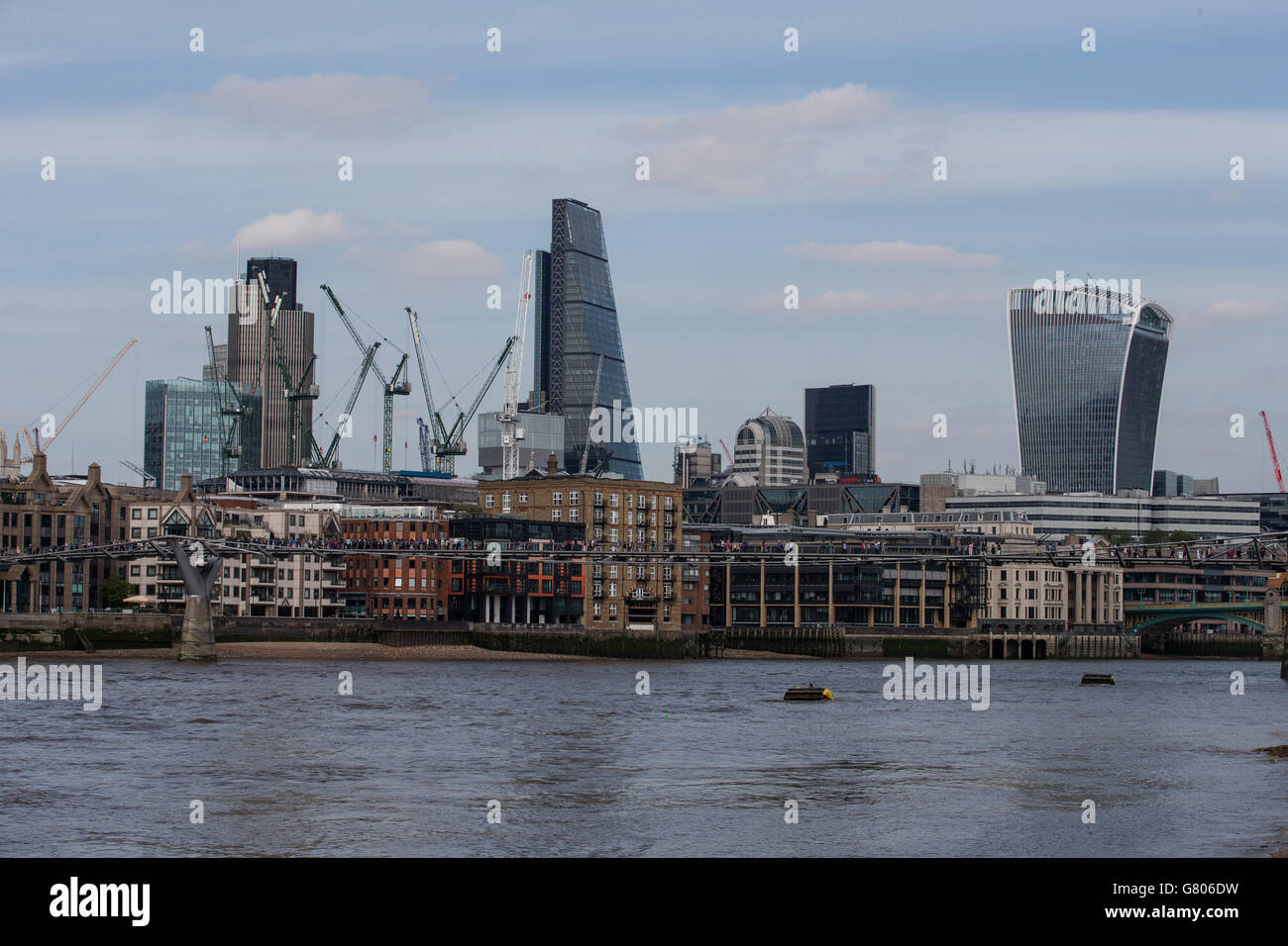 Una vista generale dello skyline della Citta' di Londra che include l'edificio 'walkie talkie' sulla destra. Foto Stock