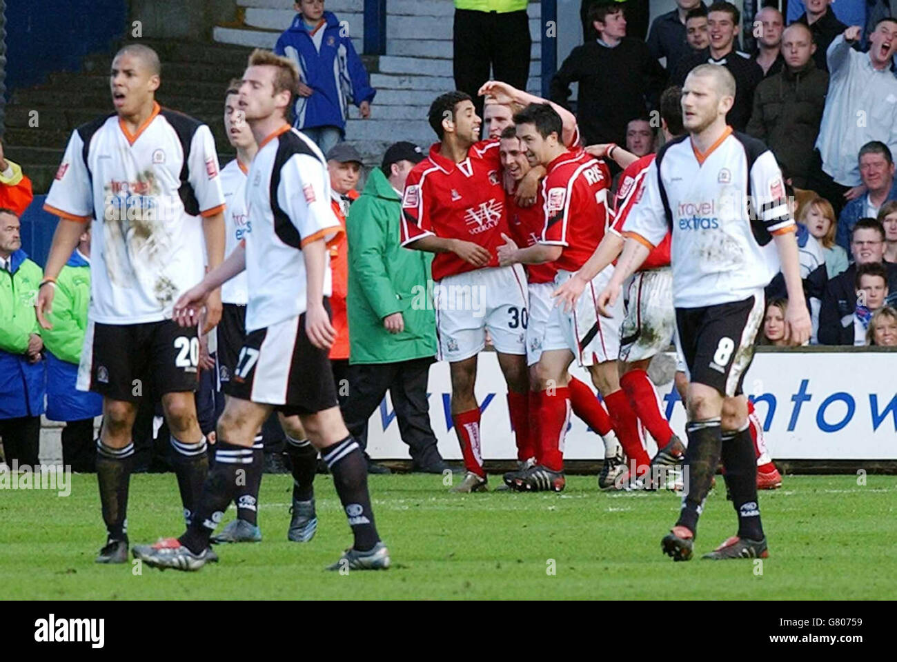 Calcio - Coca-Cola Football League 1 - Luton Town / Barnsley - Kenilworth Road. Michael Chopra di Barnsley (centro di celebrazione) celebra il suo obiettivo con i compagni di squadra. Foto Stock