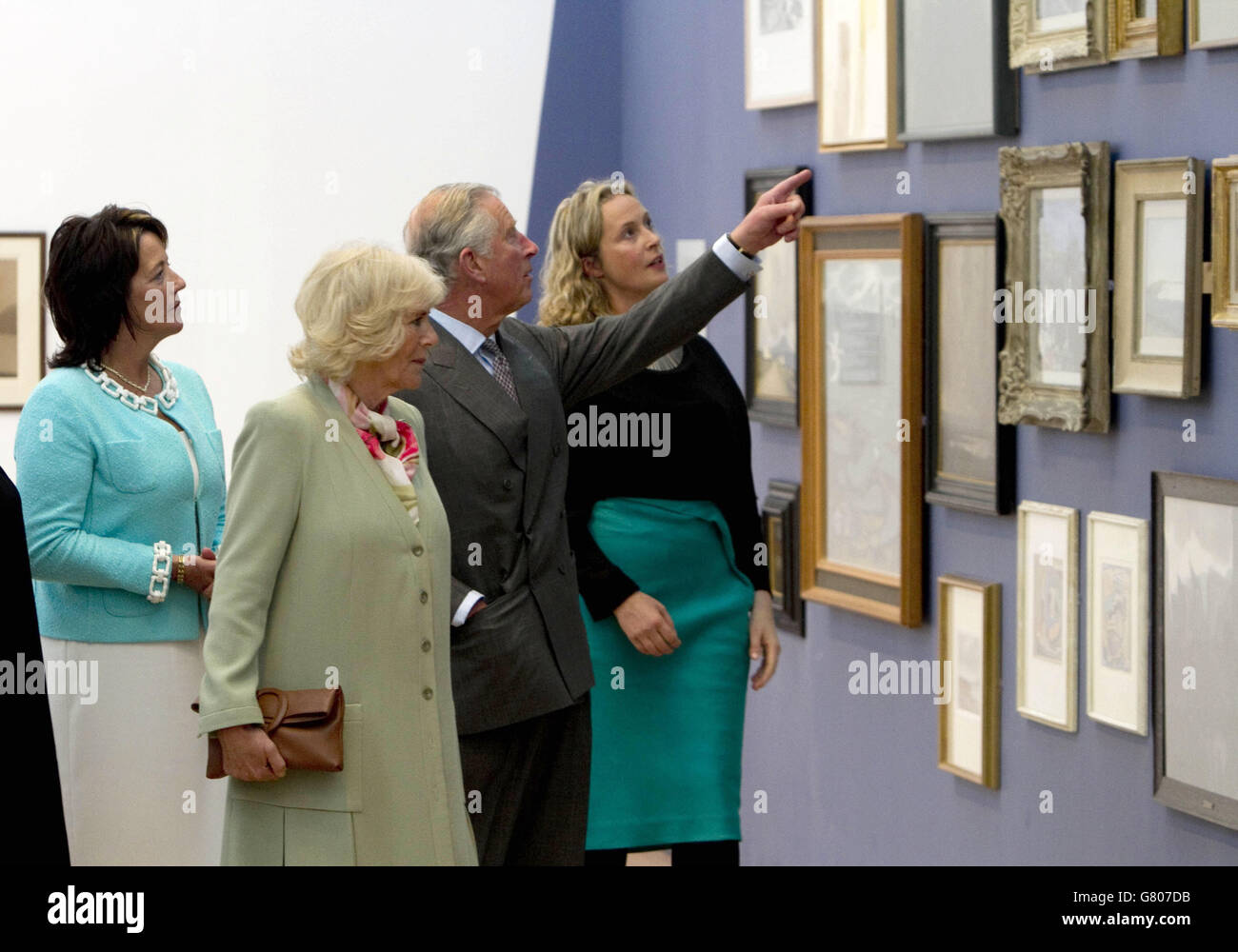 Il Principe di Galles e la Duchessa di Cornovaglia con Bernie Butler, Presidente del modello (a sinistra) e Emer McGarry, Vice Direttore (a destra) guardando alcuni dipinti di Jack Butler Yeats in una visita al Centro di arti contemporanee modello, A Sligo il secondo giorno di una visita di quattro giorni in Irlanda. Foto Stock