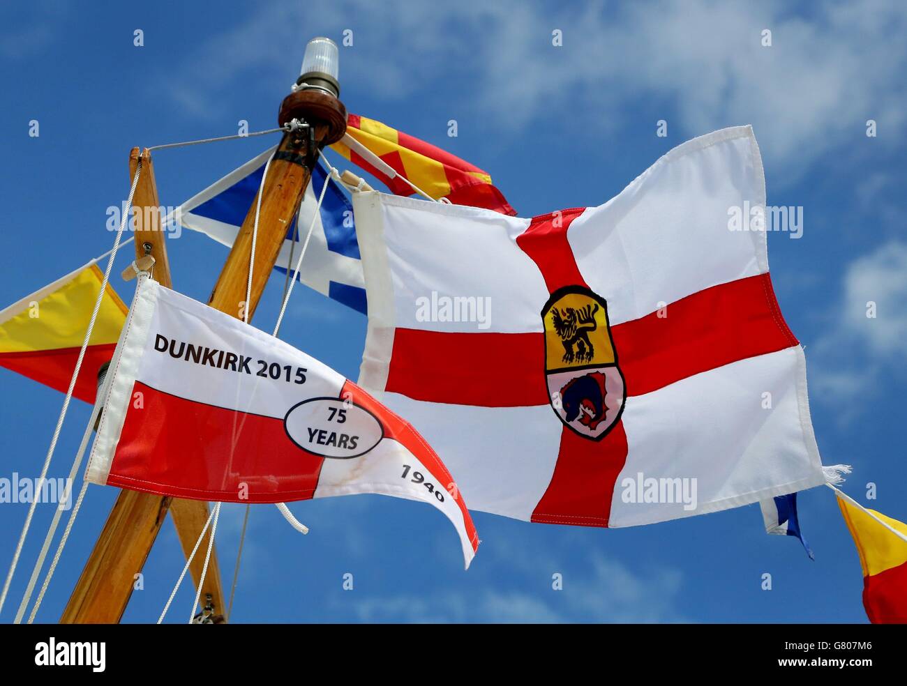 L'Associazione delle piccole navi Dunkerque Bandiera, la Croce di San Giorgio (la bandiera dell'Ammiragliato) ha affrontato le armi di Dunkerque, vola sopra una delle piccole navi coinvolte nell'evacuazione di Dunkerque, nel porto di Ramsgate, nel Kent, in vista del 75° anniversario dell'operazione Dynamo. Foto Stock
