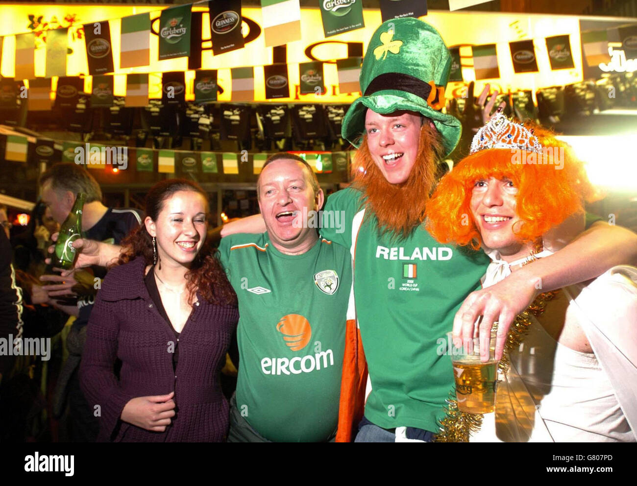 Calcio - FIFA World Cup Qualifier - Gruppo quattro - Israele / Rep of Ireland - Fans - Mike's Place. I tifosi della Repubblica d'Irlanda festeggiano con gli israeliani. Foto Stock