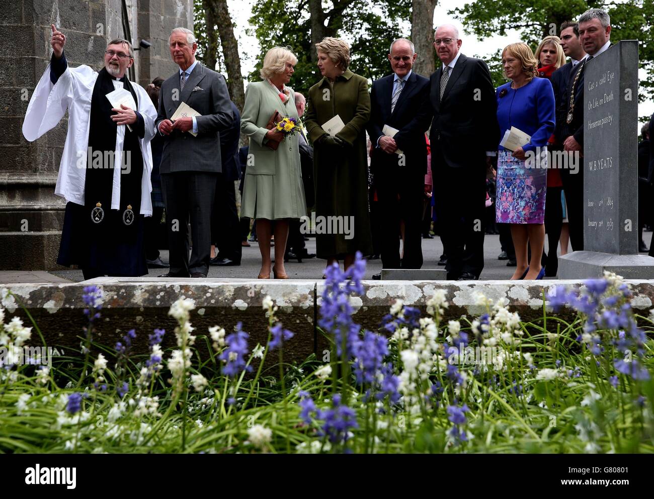 (Da sinistra a destra) il Rev. Arfon Williams, il Principe di Galles e la Duchessa di Cornovaglia, l'ex Presidente d'Irlanda Mary McAleese, Martin McAleese, e il Ministro degli Affari Esteri Charlie Flanagan al luogo di riposo finale di W.B. Yeats alla Chiesa di San Columba a Drumcliffe, Co. Sligo il secondo giorno di una visita reale di quattro giorni in Irlanda. Foto Stock