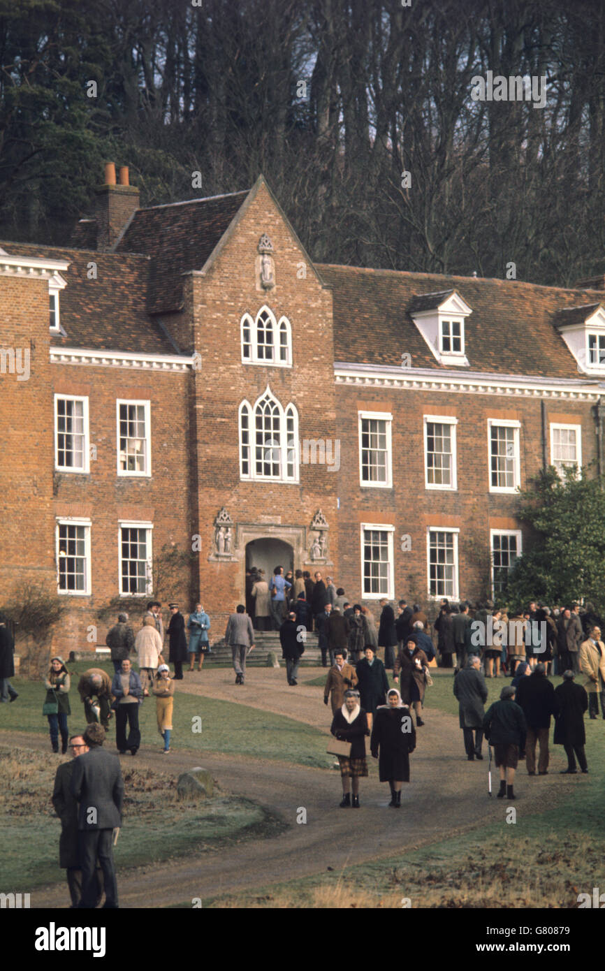 I visitatori lasciano lo Stonor Park a Henley-on-Thames dopo una giornata di visite prima della vendita dei suoi contenuti. La casa è in vendita da Lord e Lady Camoys. Foto Stock