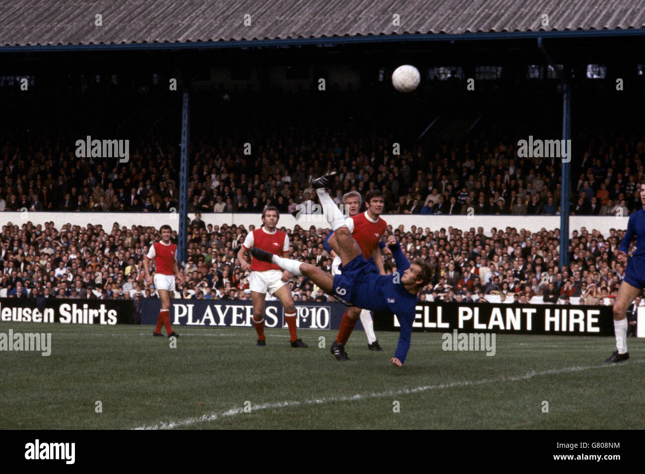 Tommy Baldwin di Chelsea tenta una spettacolare scalata aerea, guardata dal compagno di squadra Alan Birchenall (seconda r) e da Jon Sammels di Arsenal (l), Bob McNab (seconda l) e Peter Simpson (r) Foto Stock