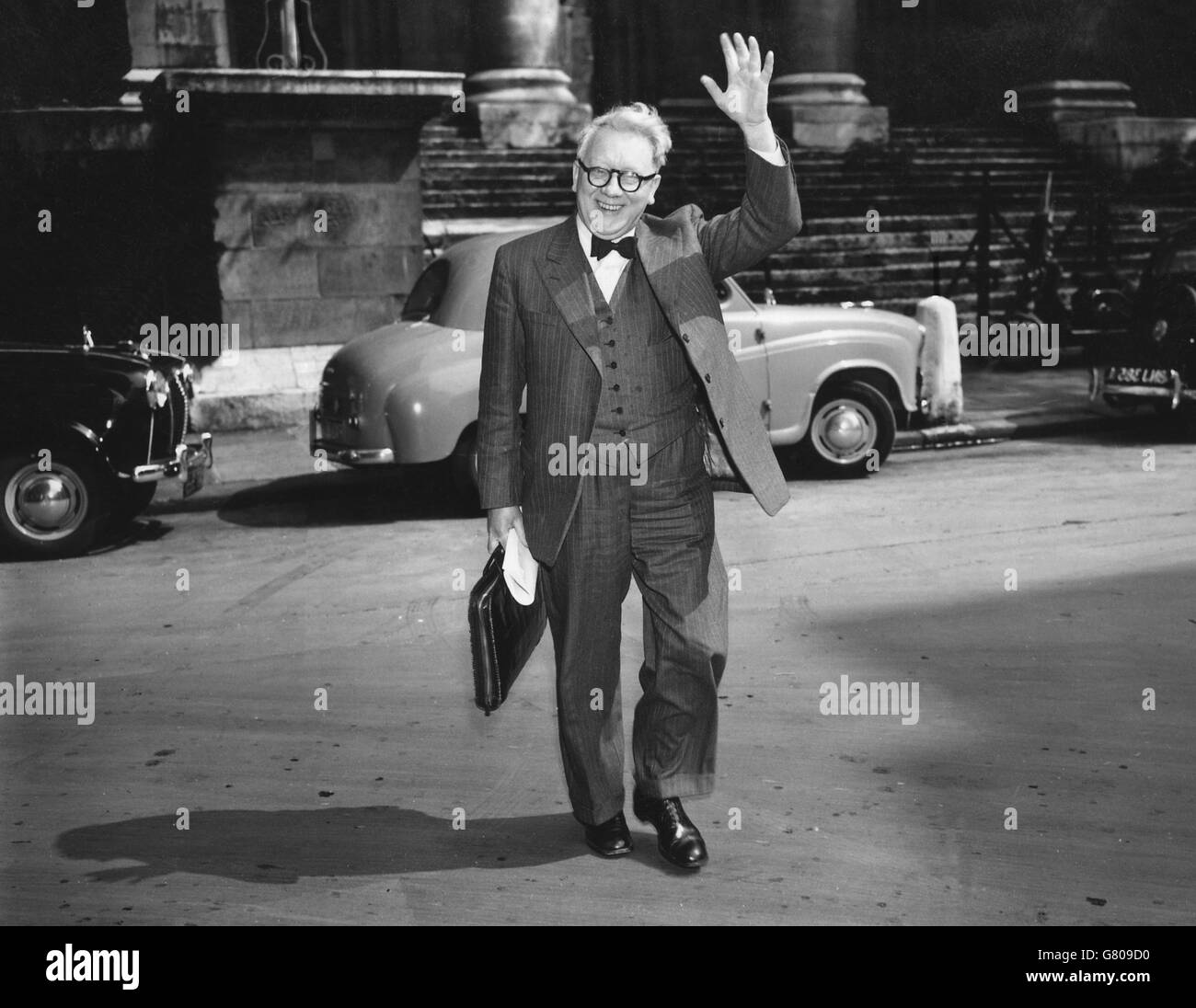 Herbert Morrison, vice leader dei socialisti, arriva alla Transport House di Londra. Nonostante la notizia della posizione del suo partito nei sondaggi di ieri, Morrison, che ha tenuto la sua circoscrizione elettorale a Lewisham, è arrivato sorridendo e sventolando. Foto Stock