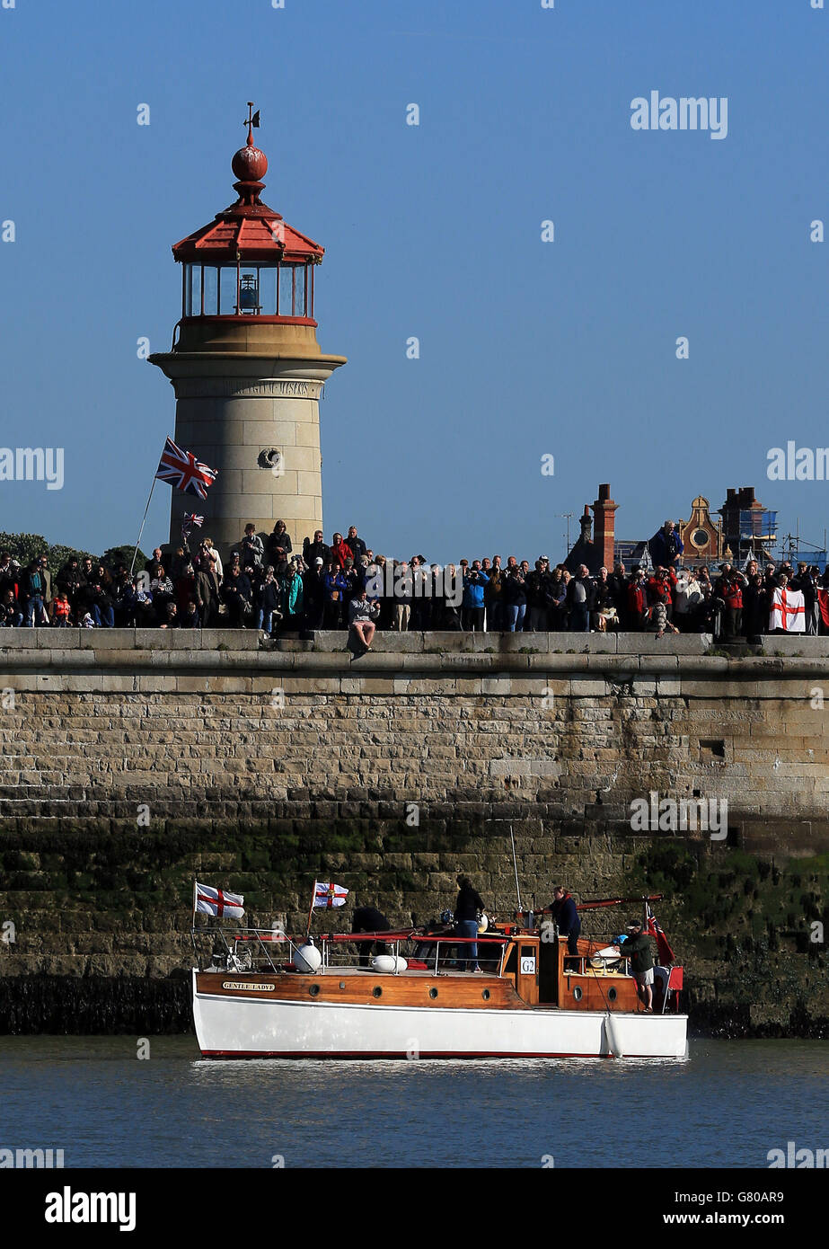 Le piccole navi lasciano il porto di Ramsgate a Kent per salpare per Dunkerque, in Francia, per il 75° anniversario dell'operazione Dynamo. Foto Stock