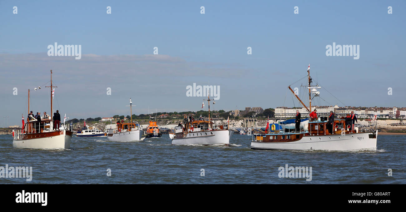 Le piccole navi lasciano il porto di Ramsgate a Kent per salpare per Dunkerque, in Francia, per il 75° anniversario dell'operazione Dynamo. Foto Stock