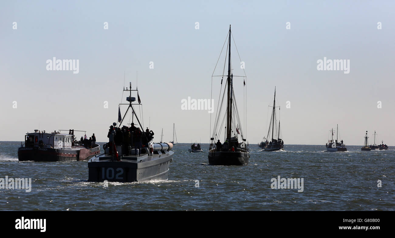 Le piccole navi lasciano il porto di Ramsgate a Kent per salpare per Dunkerque, in Francia, per il 75° anniversario dell'operazione Dynamo. Foto Stock