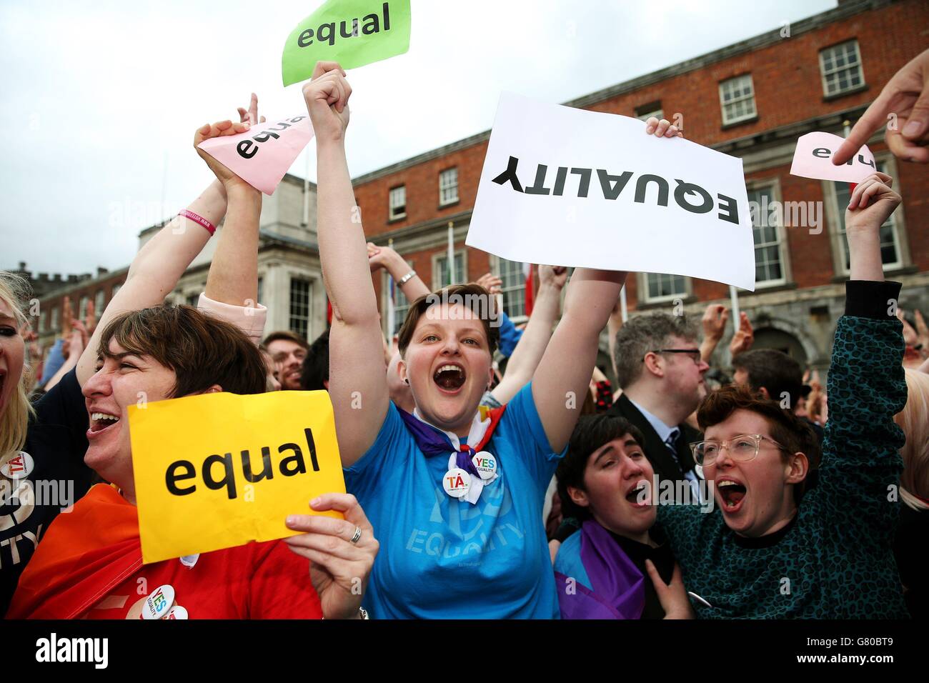 Sì, gli elettori si celebrano al Central Count Center nel castello di Dublino, Dublino, in quanto i risultati del referendum è stato annunciato che ha dimostrato che l'Irlanda, in quanto paese ha votato in modo schiacciante a favore del matrimonio gay. Foto Stock