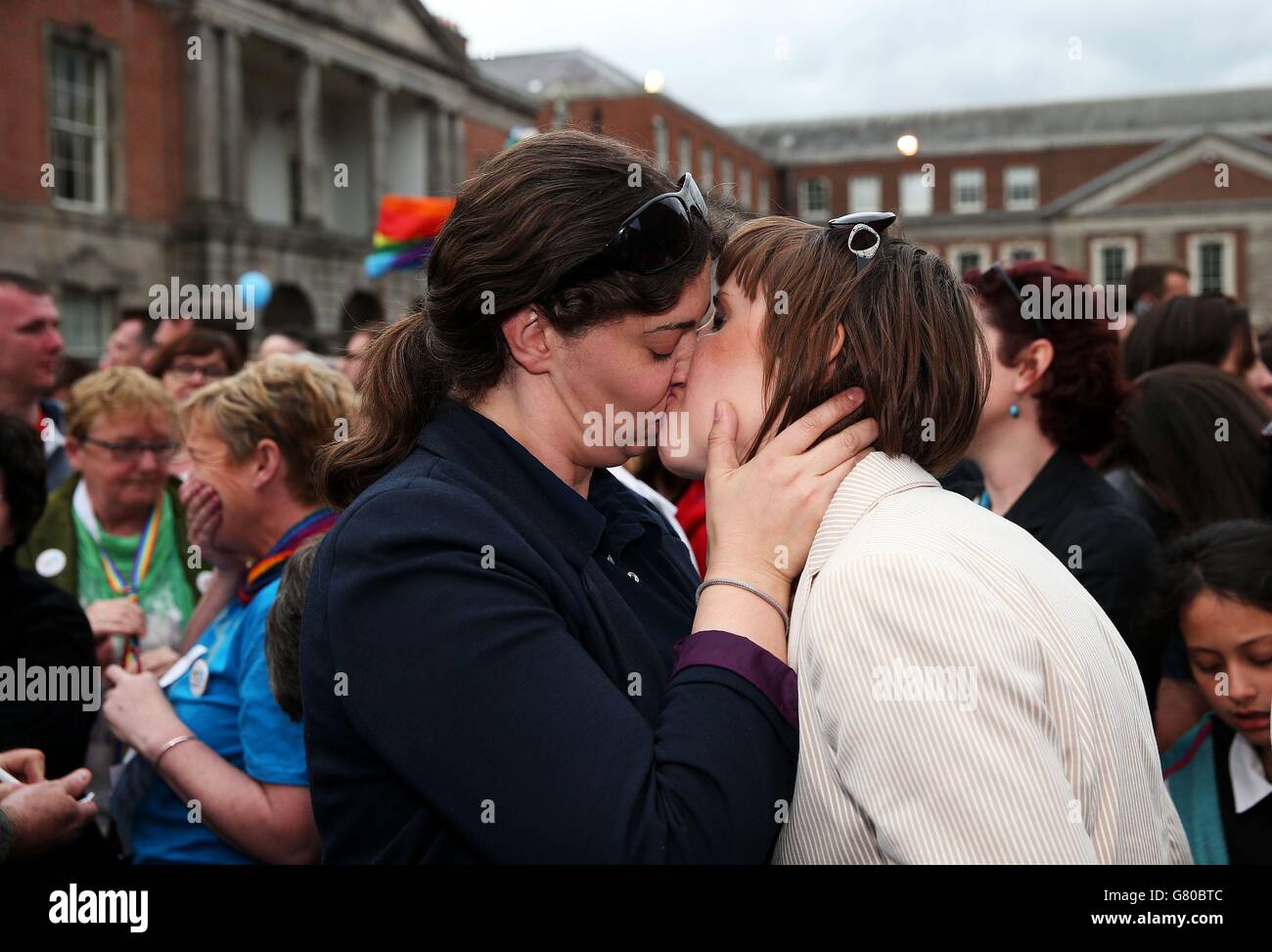 Sì, gli elettori si celebrano al Central Count Center nel castello di Dublino, Dublino, in quanto i risultati del referendum è stato annunciato che ha dimostrato che l'Irlanda, in quanto paese ha votato in modo schiacciante a favore del matrimonio gay. Foto Stock