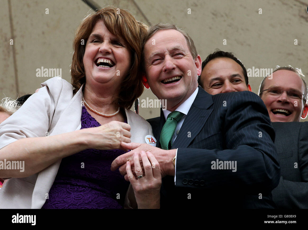 Un Taoiseach Enda Kenny e Tanaiste Joan Burton al centro del conte centrale nel Castello di Dublino, come i risultati del referendum è annunciato che ha dimostrato che l'Irlanda come il paese ha votato in modo schiacciante a favore del matrimonio gay. Foto Stock