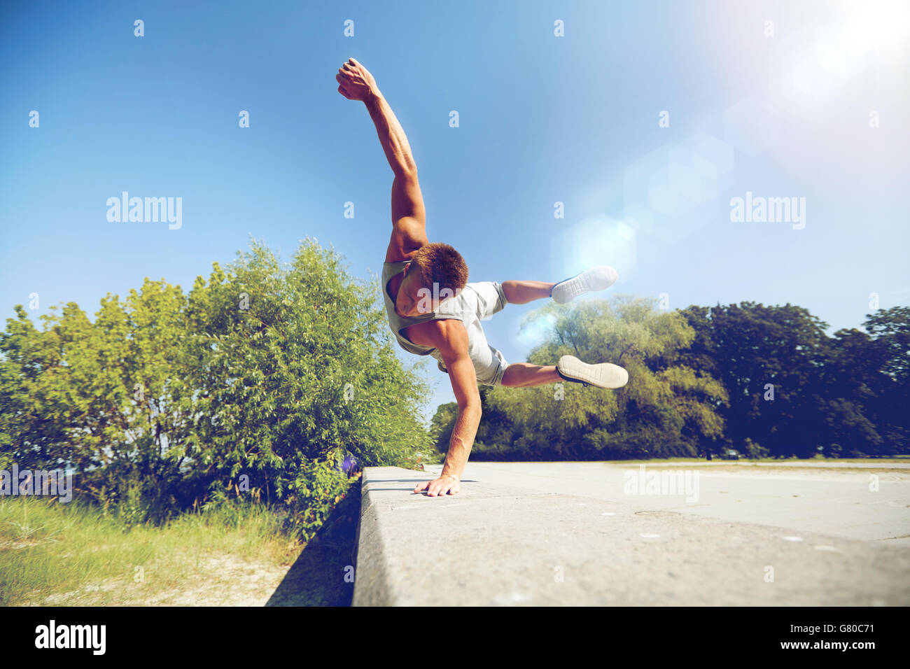 Sporty giovane jumping in estate park Foto Stock