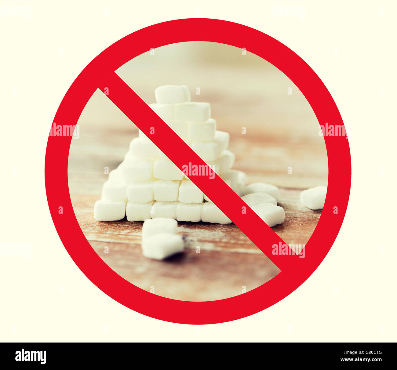 Close up della piramide di zucchero su rosso nessun segno Foto Stock