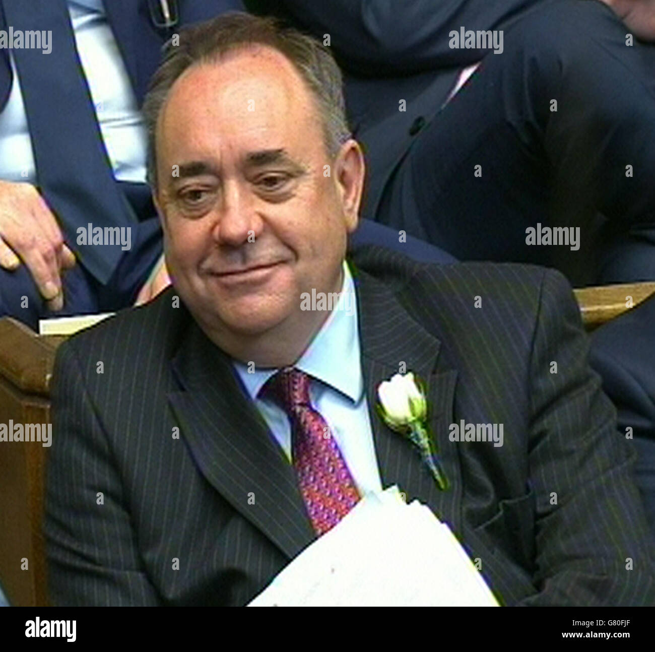 Alex Salmond di SNP ascolta il discorso del primo ministro David Cameron durante un dibattito sul discorso della Regina alla Camera dei Comuni di Londra. Foto Stock