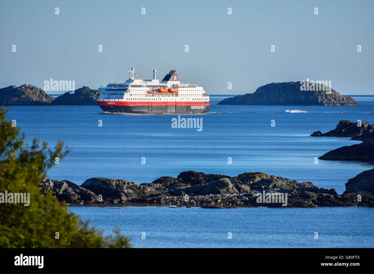 Nordlys Hurtigruten traghetto passando delle isole Lofoten, Arctic Norvegia Foto Stock