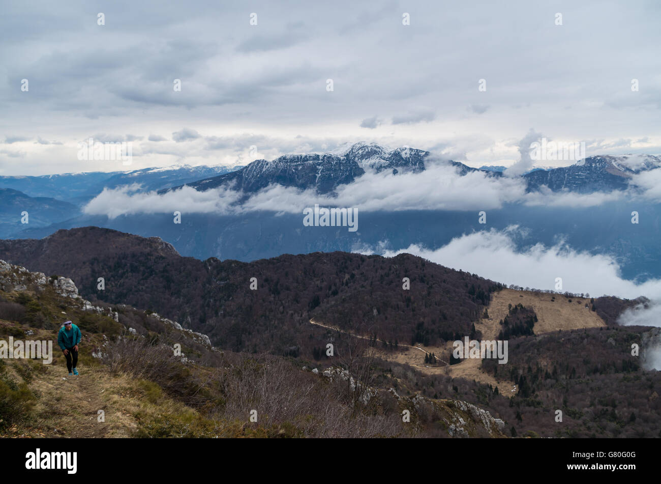 Donna escursionismo con bellissima vista su Limone sul Garda da montagna, Italia Foto Stock