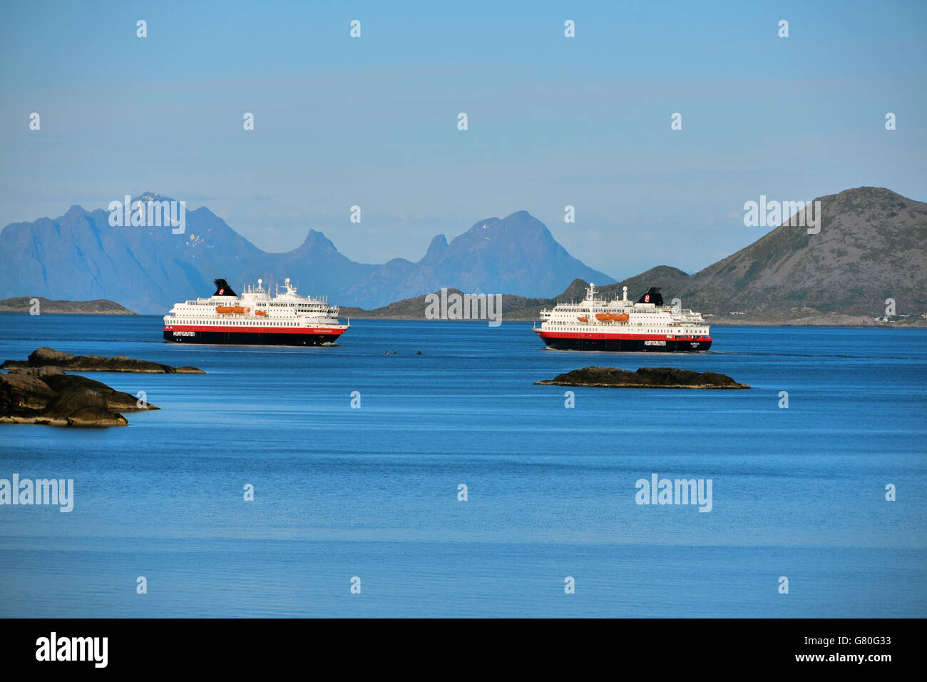 Nordlys e Nordnorge Hurtigruten ferries passando delle isole Lofoten, Arctic Norvegia Foto Stock