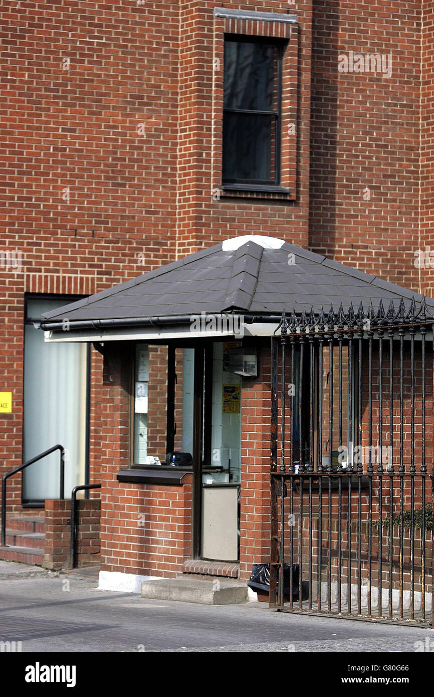 La sentry torreggia alla stazione di Harcourt Square gardai, dove bollitori, frigoriferi e microonde sono stati confiscati. Nell'ultimo mese, il gardai senior ha portato due incursioni sulle torri di sentry nord e sud. Gli oggetti quotidiani presi sono stati utilizzati dagli ufficiali per preparare e conservare spuntini e bevande per i loro turni di servizio di entrata. Foto Stock