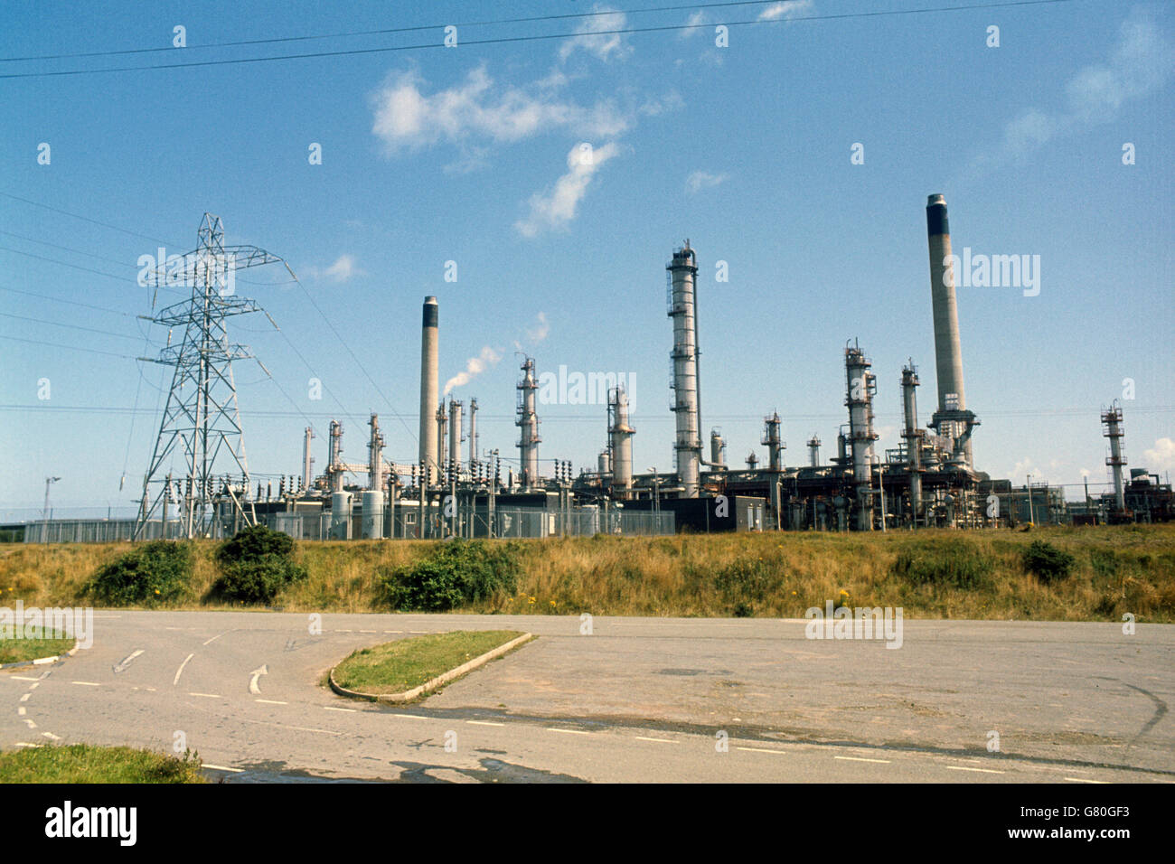 Raffineria di Milford Haven - Pembrokeshire, Galles. La raffineria di petrolio a Milford Haven a Pembrokeshire, Galles. Foto Stock